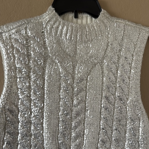 The Drop Women’s Metalic Silver Cropped Sleeveless Sweater/Vest Like nEW Medium - Picture 3 of 11